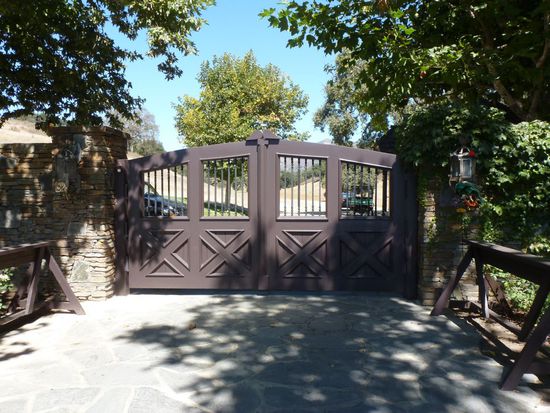 Zehn Minuten später stehen wir vor dem Eingangstor.
Ich habe einen Kloß im Hals und Tränen in den Augen.
Es war ein Herzenswunsch von mir hier einmal zu stehen und nun habe ich es geschafft.