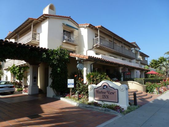 Nun fahren wir weiter nach Santa Barbara.
Hier bleiben wir ja auch über Nacht.
Es ist zwar noch keine Eincheckzeit, aber im Hotel lässt man uns schon ins Zimmer weil es fertig ist.
Schön, so werden wir erstmal unser Gepäck los.
Der traumhafte Strand und der Stearns Wharf liegen genau am Hotel.
Wir müssen nur eine kleine Uferstrasse überqueren.