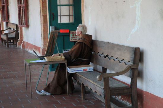 In dem Laubengang sitzt plötzlich ein Franziskaner Mönch.
Wir finden das lustig dass er topmodische Turnschuhe trägt, wir hätten von einem Mönch eher altmodische brauen Sandalen erwartet.
Es kommt eben doch der Amerikaner durch......
Der Mönch spricht uns freundlich an und unterhält sich ein wenig mit uns.
Wir werden für unser englisch gelobt und natürlich findet er auch Deutschland ganz toll - wir hören das wirklich von jedem.
Unser Heimatland ist total beliebt bei den Amerikanern.