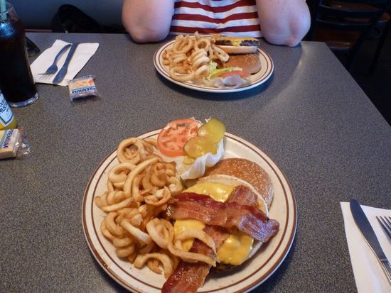 Das vordere im Bild ist ein Buddy Holly Spezial mit Bacon und das hintere ein Peggy Sue Spezial (Cheeseburger).
Beides mit leckeren Curly Fries.
Vorher gab es einen Salat dessen Dressing einem die Schuhe auszog.
Aber die Burger waren total lecker.