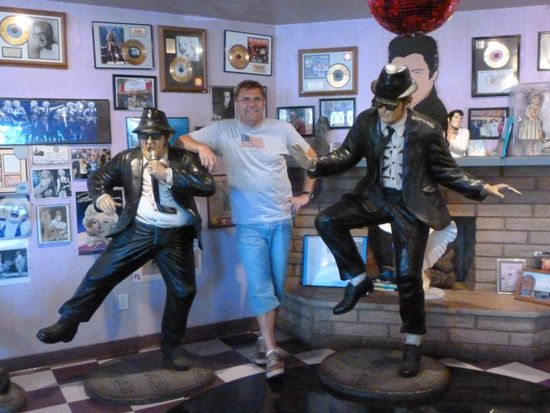 Nach dem guten Essen rockte Bernhard ein wenig mit den Blues Brothers ab........