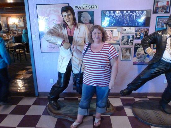 ........während ich mit Elvis Presley nähere Bekanntschaft machte.