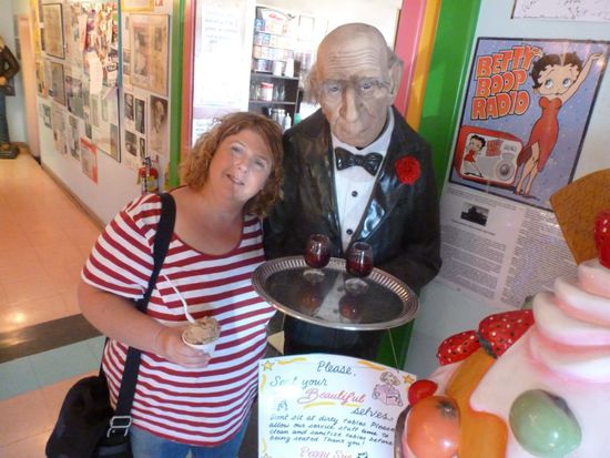 Der nette Butler am Eingang vom Peggy Sue`s Diner.