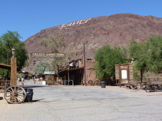Die Geisterstadt Calico ist nur wenige Fahrminuten entfernt,
wir entschließen uns diese anzusehen.
Leider sind wir etwas enttäuscht weil die wunderschönen originalen alten Häuser von 1880 mit touristischem SchnickSchnack total verschandelt wurden.
Ein paar schöne Bilder konnten wir trotzdem machen, aber wir mussten uns Mühe geben dass keine modernen Werbeschilder oder Touristenkitsch mit drauf waren.
Außerdem waren es hier mittlerweile über 40 Grad warm und die Ghost Town liegt auch in der Wüste.
Es war unfassbar heiss, wir haben das so noch nie erlebt.