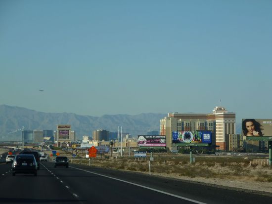 Endlich kommt Las Vegas in Sichtnähe.
Wir spielen von unserer CD den Song "Viva Las Vegas" von Elvis und fahren so in die Stadt ein.
Es ist ein irrer Verkehr und man muss höllisch aufpassen.
Dank unserem Navi finden wir trotzdem recht schnell den Eingang zum Selfparking des Hotels Mirage.
