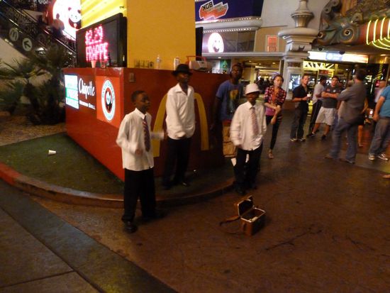 In der Nähe des Hotels tanzte und sang eine Gruppe schwarzer Jungs wie die Jackson 5.
Wir hörten eine kleine Weile zu, warfen den Kids zwei Dollar in den Hut und schlenderten weiter.