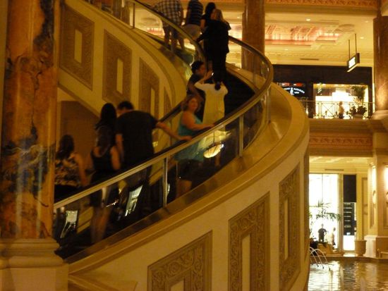 Runde Rolltreppe in den Forum Shops des Caecars Palace.
Die gibt es nur dreimal weltweit - in San Francisco, in Tokyo und hier in Las Vegas.
Es ist komisch da mitzufahren, ein bisschen wie im Karusell, nur langsam.
Jetzt sind wir müde und die Füße tun auch schon wieder weh.
Also gehen wir jetzt in unser Zimmer zurück.
Morgen möchten wir endlich in ein Outlet, ich freu mich schon, bei Bernhard hält sich das in Grenzen, der ahnt was auf ihn zukommt.
Gute Nacht und bis morgen!