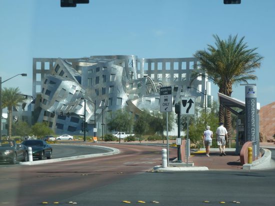 Kurz vor dem Parkplatz im Outlet sehen wir dieses seltsame Gebäude.
Überhaupt fallen uns alle paar Meter verrückte Dinge auf, diese Stadt ist einfach unbegreiflich.
Disneyland für Erwachsene.
Es ist unglaublich heiß - über 40 Grad bei einer Luftfeuchtigkeit von nur 20 Prozent.
Man kann es sich vorher nicht vorstellen WIE heiß sich die Luft in der Wüste anfühlt.
In der Sonne ist es überhaupt nicht zum aushalten, im Schatten nicht sehr lange.
Aber zum Glück sind die Geschäfte gut klimatisiert, ansonsten könnte man einkaufen total vergessen.