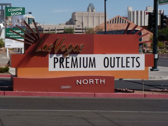 Endlich haben wir den Eingang erreicht, der kurze Gang vom Parkplatz bis hierher war schon eine Tortur bei den Temperaturen.