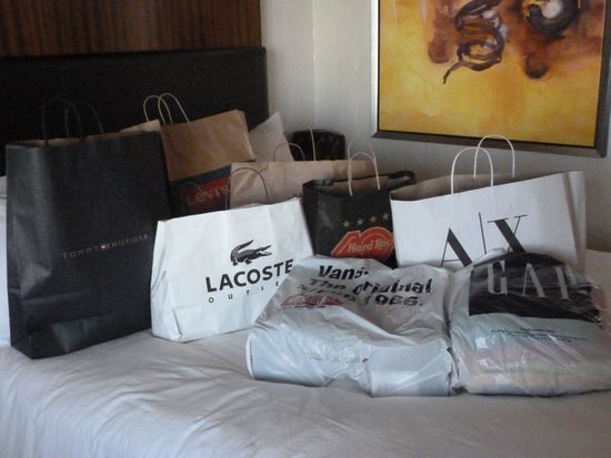 Wie man sieht waren wir erfolgreich.
Unfassbar wie günstig es ist in Amerika einzukaufen.
Man gerät in einen wahren Kaufrausch wenn man nicht aufpasst.
Am meisten lohnt sich Levis, Hilfiger und GAP, aber es gab soviel und wir schleppten ganz schön an den Tüten.
Ja, ja, ich weiß - Mitleid kann ich von euch jetzt nicht erwarten, das wäre wirklich zuviel verlangt.
Wir waren insgesamt über 7 Stunden im Outlet und so langsam meldeten sich die Knie und unsere brennenden Füße wieder zu Wort.
Plötzlich fiel uns ein - wir haben doch Karten für die Las-Vegas-Show "Jersey Boys" bestellt.
War das jetzt um 19 Uhr oder um 21 Uhr?
Schnell zum Auto gehetzt und in die Unterlagen geschaut - oh Mist - es war natürlich für 19 Uhr und jetzt war es 18.20 Uhr!
Wie sollen wir das denn noch schaffen?
Der Verkehr jetzt am frühen Abend war unglaublich heftig.
Es gibt 4-8 Fahrspuren in eine Richtung, dazu gibt es Ausfahrten rechts und links am Freeway und es darf in Amerika rechts und links überholt werden.
Und dazu hatten wir noch Eile, das war nicht einfach, sag ich euch.
Wir parkten schnell Johnny White im Parkhaus vom Mirage und liefen so schnell wir bei der Hitze konnten ins Palazzo wo die Show stattfinden sollte.
Außer Atem legten wir unsere bereits bezahlten Gutscheine vor.
Die Frau am Schalter suchte in ihrem Computer nach der Reservierung und zu unserem blanken Entsetzen gab es keine!
Die Agentur "Best of Vegas" hat diese nicht weitergeleitet.
Doch nach einem kurzen Telefonat durften wir endlich unsere Tickets in Empfang nehmen und in den Showroom durchgehen.