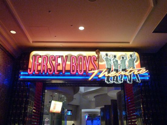 Hier der Eingang zur Show, drinnen durfte wieder nicht fotografiert werden, leider!
Wir haben nicht alles verstanden was gesprochen wurde, aber doch so einiges.
Das Thema war die authentische Geschichte des Erfolges von Frankie Valli und den Four Seasons.
Die Shows in Las Vegas sind super - wahnsinnig - irre - einfach toll.
Alles ist perfekt und die Darsteller sehen wirklich so aus wie die Originale, es wird überhaupt viel Wert auf Perfektion gelegt und ihr könnte euch nicht vorstellen wie die Amis abgehen!
Da wird mitgemacht, mitgesungen und viel applaudiert, zum Schluss stehen alle auf und machen Standing-Ovations.
Es macht Spaß und wir machen gerne mit.