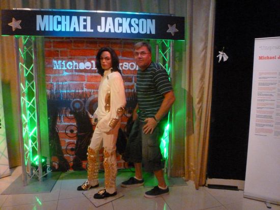 Michael Jackson - ebenfalls auferstanden - übt mit Bernhard den Moonwalk.