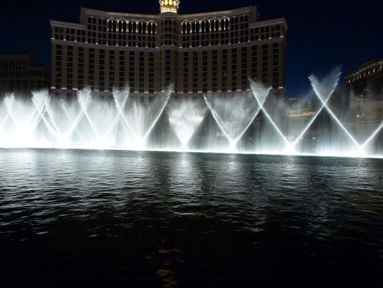 Wir wollen zum Abend-Buffet ins Hotel Cosmopolitan zum Wicked Spoon. Das Essen dort ist hochgelobt und wurde uns von Amerika-Kennern ans Herz gelegt.
Unterwegs dorthin sehen wir uns die traumhaften Wasserspiele vor dem Hotel Bellagio an.