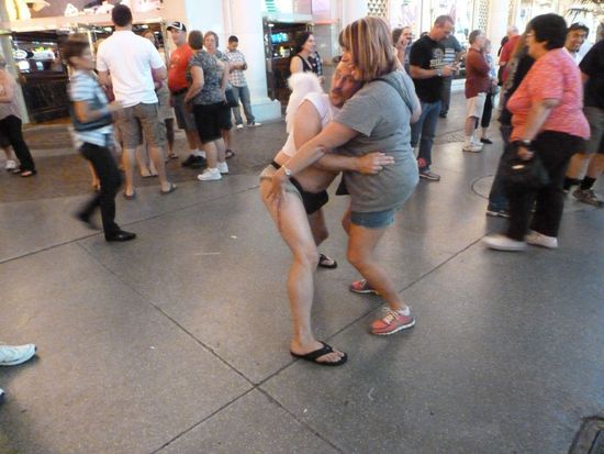 Ein verrückter kleiner Amor mit Pfeil und Bogen, bekleidet mit einer neckischen Gummihose die nicht alles perfekt bedeckte war auch unterwegs.