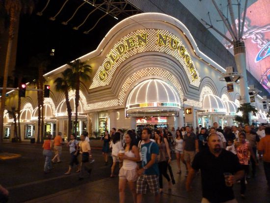 Das berühmte Golden Nugget - eines der ersten Luxushotels am alten Strip.
Nun hatten wir wieder "runde Füße" wie man so schön sagt und an der nächsten Bushaltestelle fuhren wir mir dem Strip-Bus zurück zu unserem Hotel.
Ich möchte nicht wissen wieviele Kilometer wir in dieser Megastadt abgelaufen haben.
Morgen geht es endlich wieder auf Tour - wir freuen uns!
Licht aus und Tschüss bis morgen!