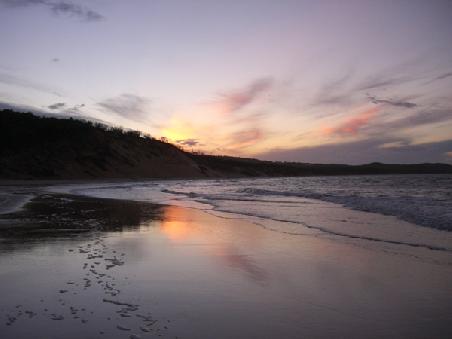 Sonnenuntergang am Strand direkt beim Camping am Freitag.