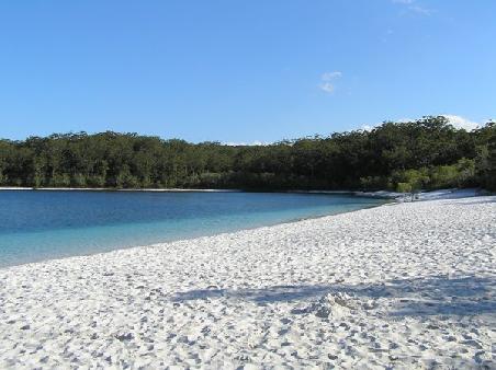 Weisser Sand und glasklares Wasser