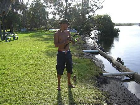 Thommy beim Fischen