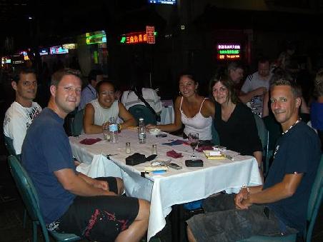 Pascal, Dario, Ken, Daniela, Lilli und Ich beim Nachtessen im Chinatown