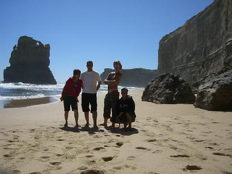 Mi Young, Pascal, Jan und Thomas am Strand bei Gibson Steps.