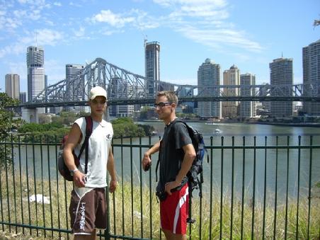 Stefan und ich vor der Skyline von Brisbane