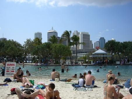 City Beach Brisbane mit Blick auf Skyline