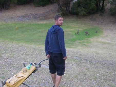 Pascal auf dem Weg zum Green, welches noch von der Gruppe vor uns besetzt ist