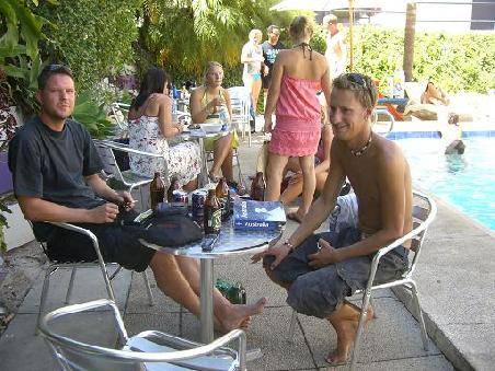 Pascal und ich beim "Einwaermen" beim Pool im Backpacker.