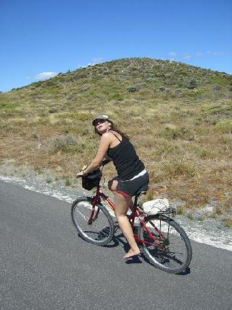 Lili Barfuss auf dem Fahrrad (Die Flip Flops wurden am Beach gestohlen)