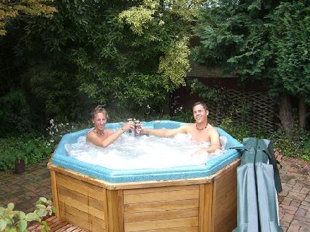 Relaxing im Spa-Pool des Backpackers