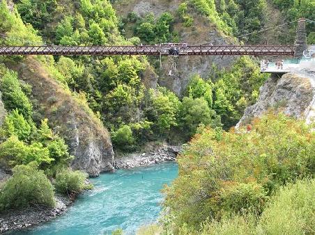 Kawarau Bridge, 43 Meter hoch ueber dem Wasser