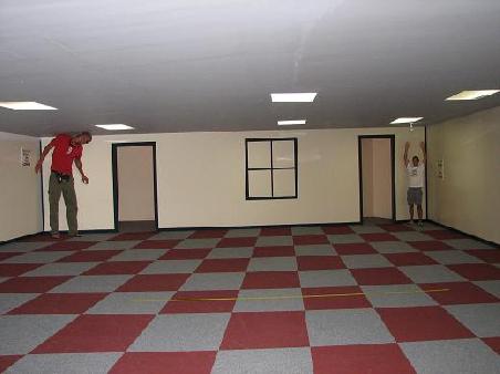 Ich (links) der Riese und Mario (rechts) ganz klein. Wirklich crazy der Raum!! Gleich hoch ... alles Illusion.