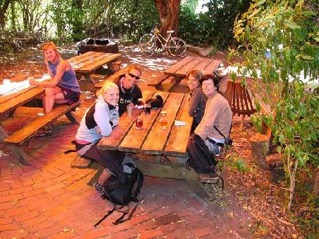 Ein erfrischendes Bier nach dem Farewell Spit im Mussel Inn.
(Anne, Thomas, Sarah & Andrea v.l.n.r)