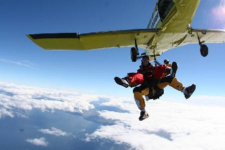 Mit einem Salto zum Flieger raus