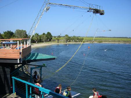 Der Wakeboardlift welcher uns um den See zog. (Habe leider keine besseren Fotos gemacht -- fahren war geiler!)