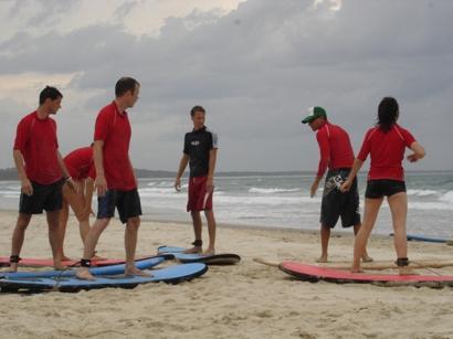 Trockenuebungen beim Surfen
(Ich bin uebrigens der "Sprenzel" in der mitte )