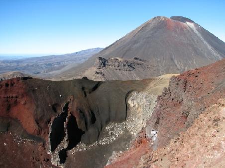Mt Ngauruhoe mit einer Art Vulkan-Muschi im Vordergrund