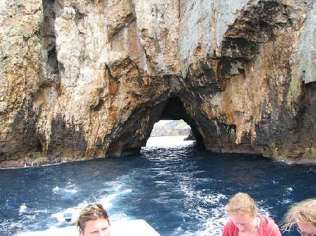 Durch dieses Loch fuhren wir mit unserem Tauchschiff