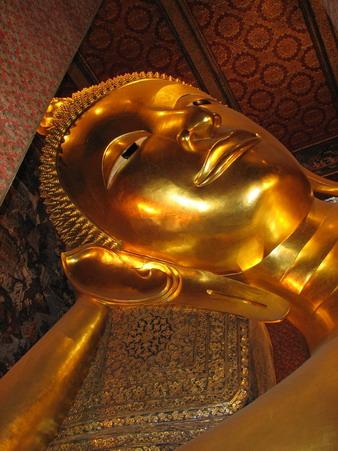 Der ruhende Buddha im Wat Pho ist 45 Meter lang