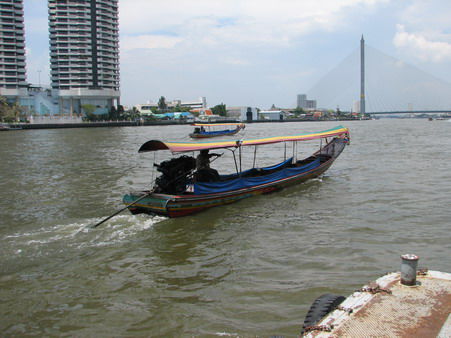 Ein Boot auf dem Menam Chao Phraya