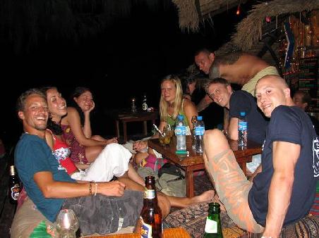 In der Eazy Bar: Thomas, Yvonne, Janina, Vicky, Julius und Fabio