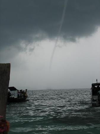 Waerend des Regens konnten wir aus naechster Naehe einen Twister beobachten.