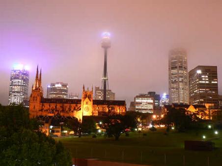 Blick von Hostel-Dach auf die Skyline von Sydney an einem nebligen Abend