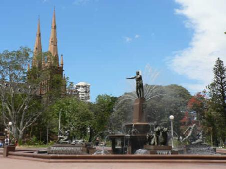 Springbrunnen und Kathedrale im Hyde-Park