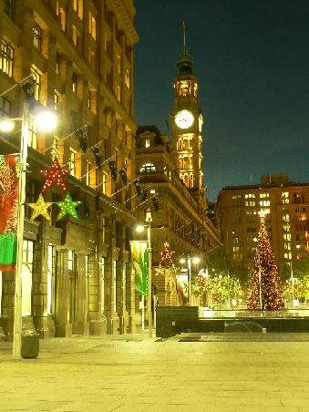 ein weihnachtlich geschmueckter Martin Place in Sydney