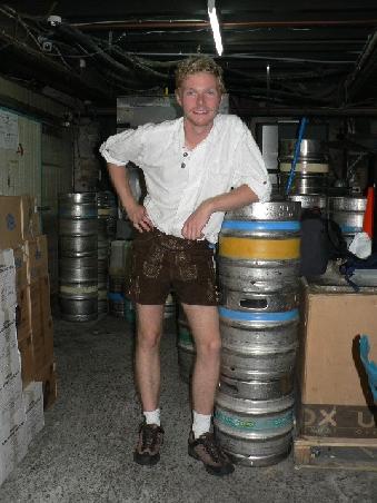 meine Wenigkeit im Loewenbraeu und dem typischen Kleidungsstil der Bayern