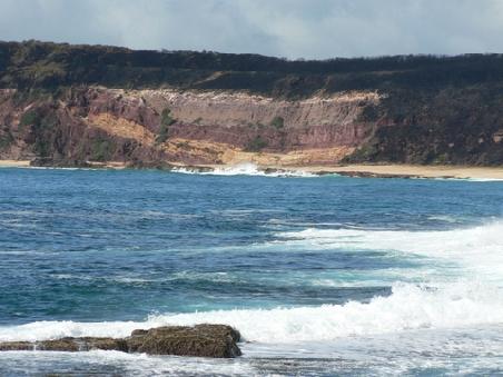 wunderschoene Steilkuesten bei Merimbula an der Grenze von NSW und VIC