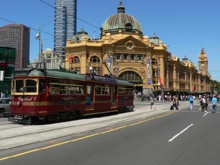 Die kostenlose "City Circle" Tram vor der Flinders Street Train Station