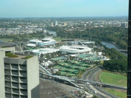 Blick von der 35. Etage des Sofitel auf den Melbourne Park mit den kleinen Tenniscourts im Vordergrund