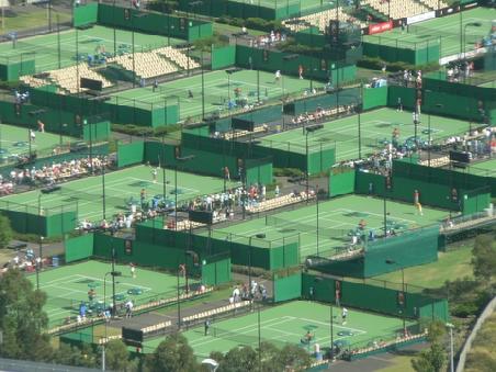 die Tenniscourts waehrend der Australian Open